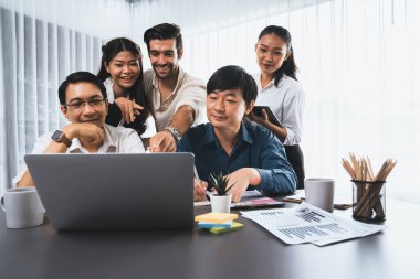 Veri analistleri ofis çalışanlarından oluşan bir ekip, mali, trend ve pazarlama verilerini analiz etmek için iş istihbaratı BI gösterge paneli üzerinde işbirliği yapmaktadır. BI yazılım kullanım sürücüsü iş başarısı. Tedbirli