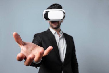 Profesyonel, zeki iş adamı, VR gözlük takarken elinde bir şey tutuyor. Sanal gerçeklik gözlüklü Kafkas proje yöneticisi beyaz arka planlı mevcut teknoloji yeniliği. Sapma.