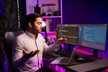 Neon Light Office 'teki hata kodlama sistemindeki sorunu çözmek için uygulama ekibi kaydı üzerinden bilgisayar üzerinden bilgisayar geliştirme toplantısı, internet sitesi veritabanı sunumu kavramı. Tahmin et..