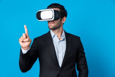 VR gözlük ve takım elbise giyerken veri analizine bakan yetenekli bir iş adamı. Proje yöneticisi görsel gerçeklik gözlüğü ya da kulaklık kullanırken kontrol ediyor ve seçiyor. Yenilik teknolojisi. Sapma.