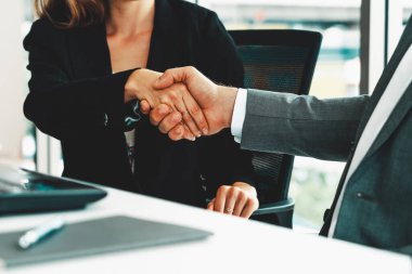 İş adamı yönetici el sıkışması. Modern işyerinde çalışan bir iş kadınıyla. Kurumsal şirketler konseptle uğraşır. uds