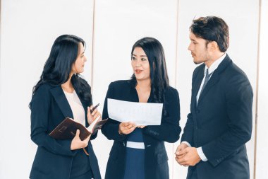 Grup toplantısındaki iş adamları iş arkadaşlarıyla ofiste çalışıyorlar. Şirket iş yeri konsepti. uds