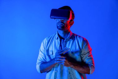 Kafkasyalı zeki bir adam VR gözlük takıyor ve hareket eden bir jest silahı taşıyor. Oyuncu, gelecekteki sanal gerçeklik kulaklığını ya da gelecekteki yenilikleri kullanarak meta dünyaya giriyor ya da aksiyon oyunu oynuyor. Sapma.