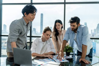 Çok kültürlü iş adamları iş fikirleri hakkında konuşuyor. Profesyonel yönetici beyin fırtınası, paylaşım, planlama pazarlama stratejisi. Modern ofiste birlikte çalışan iş ekibi. İzleme.