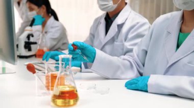 Bilimsel uzmanlığa, laboratuvar ekipmanlarına ve yenilikçi tıbbi biyoteknoloji yazılımına sahip laboratuvar sağlık araştırma ekibi yeni ilaçlar araştırıyor, tedavi geliştiriyor. Ağır çekim. Katı.