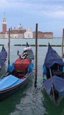 İtalya 'da San Giorgio Maggiore Kilisesi ile Venedik Büyük Kanalı silueti. UNESCO 'nun mirası olarak Venedik, İtalya' nın yoğun limanı olan güzel şehir manzarasıyla İtalya 'da önemli bir turizm beldesi..