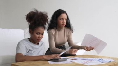 Stresli Afrikalı Amerikalı kadınların kredi kartı borçlarıyla ilgili mali sorunları var. Kötü kişisel para ve ipotek yönetimi krizi kavramını çok önemli ölçüde karşılıyorlar..