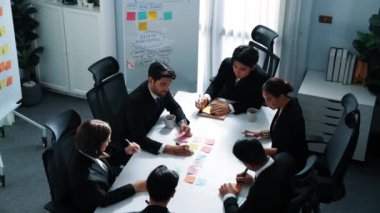 Toplantıda yapışkan notlar yazarak akıllı iş adamlarının beyin fırtınası fikrinin en üst görüntüsü. Bir grup profesyonel analist pazarlama stratejisi ve konferansta beyin fırtınası planlıyor. Takım çalışması. Müdürlük