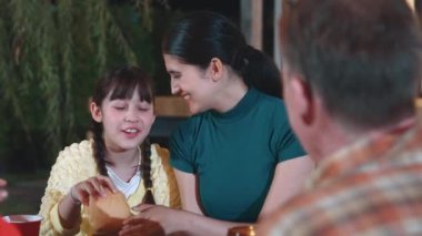 Aile, bahçede tatil kutlaması için bir araya geldi. Aile üyeleri, yemeğe. Açık hava kamp aktivitesi yemekle rahatlamak ve nesiller arası tatlı akrabalarla vakit geçirmek için. Uyumsuzluk.