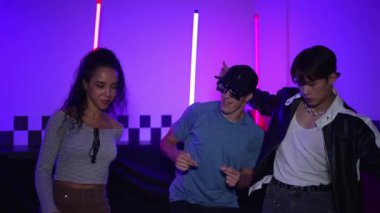 Farklı sokak dansçıları partilerde neon ışıklarıyla şehir pop müziğine taşınırken erkekler süslü gözlükler takıyor. Çekici hipster kameraya bakarken dans eder ya da pratik yapar. Mutluluk.