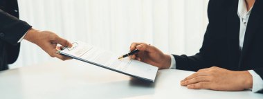 Şirket avukatının ya da hukuk bürosundaki avukat servisinin yardımıyla balyayla ilgili sözleşme imzalama belgesi. İşletme yatırımı ve yasal işlemlerin tamamlanması. Kurnaz.