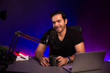 Yayıncı, fanclub dinleyicisiyle mikrofon kullanarak konuşuyor. Mor neon ışıklı modern stüdyoda yaratıcı olumlu düşünce konseptiyle canlı yayında finansal sorunları tartışıyor. Tahmin et..