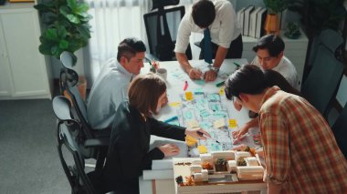 Proje planıyla masaya otururken bir grup farklı takım planlama stratejisi. Zeki iş adamlarının beyin fırtınası ve ev yapımı için birlikte çalıştıklarının en üst düzey görüntüsü. Hizalama.