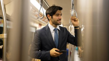 Trende ya da metroda telefonla konuşan yetenekli bir iş adamı. Tren istasyonunda cep telefonuyla oynarken etrafı gezen profesyonel proje yöneticisi. Sevinçli..