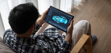 Bilgisayar ekranındaki elektrikli araba tasarım yazılımı, imalat için dijital hesaplama uygulaması ile simülasyon planlarını rahat bir şekilde gösteriyor