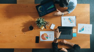 İşletme ekibinin en iyi görüntüsü toplantıya katılırken, verileri analiz etmeye hazırlanıyor. Bir grup farklı insan yaratıcı planlar yapıyor ve konferansa katılırken bir yandan da proje üzerinde çalışıyorlar. Cemaat.