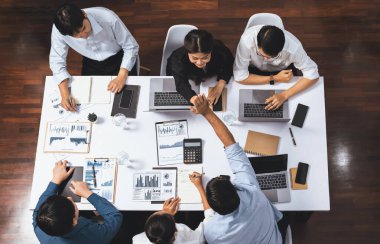 Üst düzey analist takım lideri iş zekası ya da BI gösterge paneli ile FIntech yazılım gücünü kullanarak başarılı veri analizi toplantısından sonra iş arkadaşıyla tokalaşıyor. Tedbirli