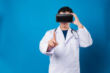 Meta evreni bağlayan VR kulaklık takan zeki doktor analitik tıp araştırmasını seçerek mavi arkaplan fütüristik teknoloji hologramı sanal gerçeklik akıllı meta dünyayı izole etti. Entrika.