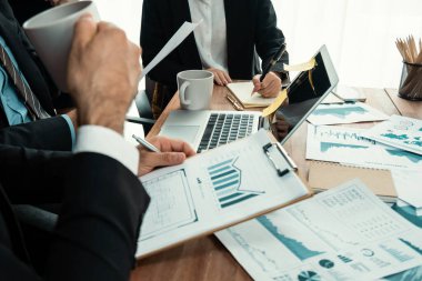 Ofis masasındaki finansal veri raporlarını analiz eden çeşitli bir grup iş analisti. Stratejik pazarlama planlaması için iş istihbarat analizine göre grafikler ve grafikler.