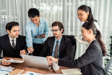 Ofis masasındaki finansal veri raporlarını analiz eden çeşitli bir grup iş analisti. Stratejik pazarlama planlaması için iş zekası analizi çizelgesi ve grafiği.