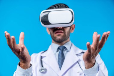 Tıbbi form tutarken VR gözlük ve laboratuvar önlüğü takan profesyonel bir doktor. Metastaz ya da sanal gerçeklik dünyasını hastalarla konuşmak ve onları iyileştirmek için kullanırken şekle bakan çekici bir doktor. Sapma.
