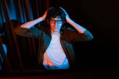 Stresli genç oyun flaması takımı bilgisayar üzerinden Esport ile oynuyor. Daha sert oyun seviyesinde, neon ışıklı odada kazanmanın utancı ve şaşkınlığı ile savaşıyorlar. Strateji planı uyguluyorum. Toplayıcı.