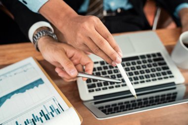 Ofis masasındaki finansal veri raporlarını analiz eden çeşitli bir grup iş analisti. Stratejik pazarlama planlaması için iş istihbarat analizine göre grafikler ve grafikler.