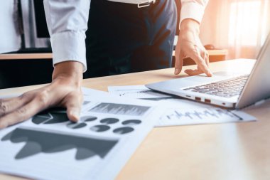 İş adamı muhasebeci ya da finans uzmanı şirket ofisindeki iş raporu grafiğini ve finans şemasını analiz eder. Finans ekonomisi, bankacılık sektörü ve borsa araştırmaları kavramı. uds