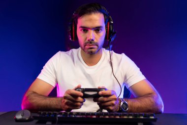 Akıllı oyun kurucuları misyondaki seviyeyi geçmeye çalışan oyun konsantrasyonunu joystick kontrolüyle tamamlayan, mikrofon vasıtasıyla neon ışıklı stüdyo odasında canlı yayın yapan oyuncularla konuşan. Tahmin et..