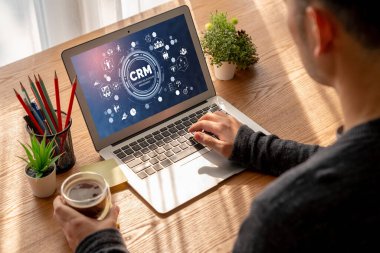 CRM işletme ve işletme için modern bilgisayarda müşteri ilişkileri yönetim sistemi