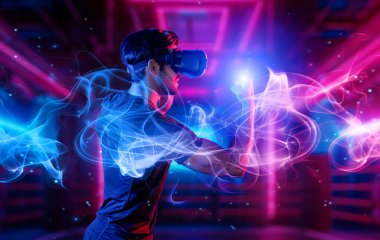 Neon boks sahasında kamera kıran ya da yumruklayan bir adam. Dijital teknoloji yeniliklerini kullanırken sporcu boks ve metaevren veya sanal dünyada hareketli jest. Sapma.