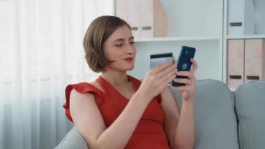 Kadın alışverişi ya da internet pazarında online ödeme modern yaşam tarzı için satış öğeleri arama ve prim siber güvenlik yazılımı tarafından korunan cüzdan çevrimiçi ödeme için kredi kartı kullanma