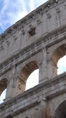 Roma, İtalya 'daki Roma Kolezyumu' nun yakın görüntüsü. Kolezyum, Antik Roma döneminde şehir merkezinde inşa edildi. İtalya 'nın en popüler turistik merkezlerinden biridir. .