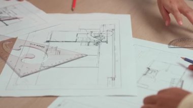 Müşteri denetimi ile yavaş çekim iç mimar taslağı hazırlamak ve ev dekorasyonunu müşteri talebine göre düzenlemek. Mimari müşteri hizmetleri. Değiştirilmiş