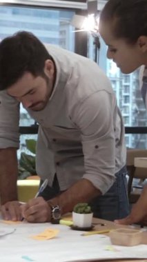Yaratıcı iş adamları modern işyerindeki ofis masasında sohbet ediyorlar. Şirket uluslararası iş kavramı.