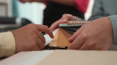 Profesyonel mimar ve iç mimarın yavaş çekim görüntüleri. İç mekan tasarımı için malzeme ve renk paleti sunumu. Müşteri denetimi ve denetimine dayalı. Değiştirilmiş