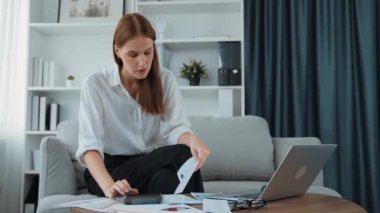 Kadın internet pazarından gelen borç yığınını modern yaşam tarzı olarak hesaplıyor ve prim siber güvenlik yazılımı tarafından korunan cüzdandan çevrimiçi ödeme için kredi kartı kullanıyor