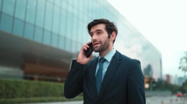 Kafkasyalı yetenekli bir proje yöneticisi. Bulanık geçmişiyle şehirde yürürken telefonla konuşuyor. Akıllı telefon kullanan yetenekli bir işadamı bulanık geçmişi olan bir proje yöneticisiyle konuşuyor. Sevinçli..