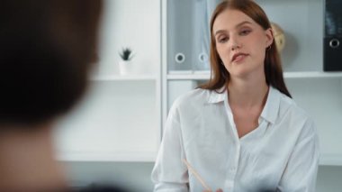 Mutlu hasta ve psikolog klinikte olumlu duygularla zihinsel sağlık sohbetlerini paylaşırken aynı zamanda klinikteki psikologlara başarılı bir iş ve hayatı açıklıyorlar.