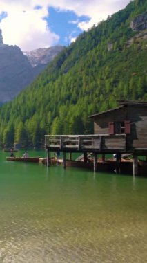 Dolomites 'teki Braies Gölü arka planda Seekofel, Sudtirol, İtalya. Braies Gölü aynı zamanda Lago di Braies olarak da bilinir. Göl, suya yansıyan dağlarla çevrilidir..