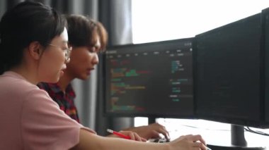 Bilgisayar programlama için arka uç yazılım geliştirici mühendisi. Yazı yazma kodlarını ayıklamak için birlikte çalışıyorlar. Ofisteki monitörde karmaşık algoritmaları çözüyorlar. Filizlenen