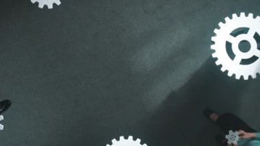 İşletme ekibinin çarkları bir araya getirmek için birlikte çalışması. Profesyonel çeşitli grupların dişli dişli ve tam beyaz dişli hava görüntüsü. Birlik ve takım çalışmasını temsil etti. Sempozyum.