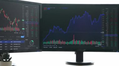 Hisse senedi borsası pazarlamasını analiz eden yavaş çekim şirketindeki yatırımcılar, kayıp için mum bar fiyatını analiz eden monitörlere bakıyor ve kazanç ve kâr elde ediyor. Filizlenen
