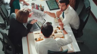 Becerikli mühendis takımının en düşük görünümü planla ev planı arasında karşılaştırılır. Mimar ya da tasarımcı grubunun hava görüşü ve planlar hakkında fikir alışverişinde bulunması. Hizalama.