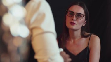 Güzel bir kadının portresi, lüks tezgahtaki temizlik ekipmanlarını temizlerken arka tarafta barmenle canlı bir konuşma yapıyor. Gece hayatındaki sosyetik etkileşim sahnelerini yakalıyorum. Vinosity.