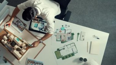 Tablete bakarken proje yöneticisinin yapışkan notlar üzerine ev fikri yazmasının en üst görünümü. İnşaat mühendisinin toplantı odasında otururken tasarladığı ve çalıştığı hava görüşü. Hizalama.