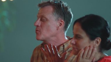 Büyükbabam ve büyükannem bahçede kamp kurar, emeklilik ya da son sınıf öğrencileri akşam yemeği partisinde konuşurlar. Açık havada kamp yapmak, güzel bir çiftle vakit geçirmek aile bağımızı güçlendirmek. Uyumsuzluk.