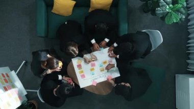 Akıllı iş adamlarının iş yerinde iş akışını yönetmek için kargaşa çıkaran elleri. Çeşitli pazarlama ekibi bir sınır çiziyor ve Kanban üzerinde çalışmak için renkli notlar kullanıyor. Müdürlük.