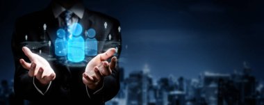 İş adamı ağ kurar, değerli bağlantılar kurar. Profesyonel ağı ve fırsatları genişletmek için etkili insanlar ağ stratejileri geliştiriyor.