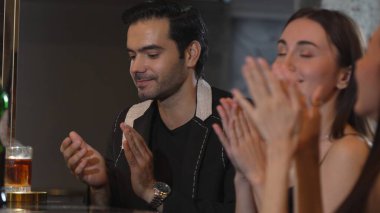 Barmen, içki tezgahında gece kulübündeki grup misafirlerine özel hoş geldin içkisi önermek için viskiyi kokteyl sunumuyla karıştırarak dumanlı klasik içki servisi yapıyor. Vinosity.